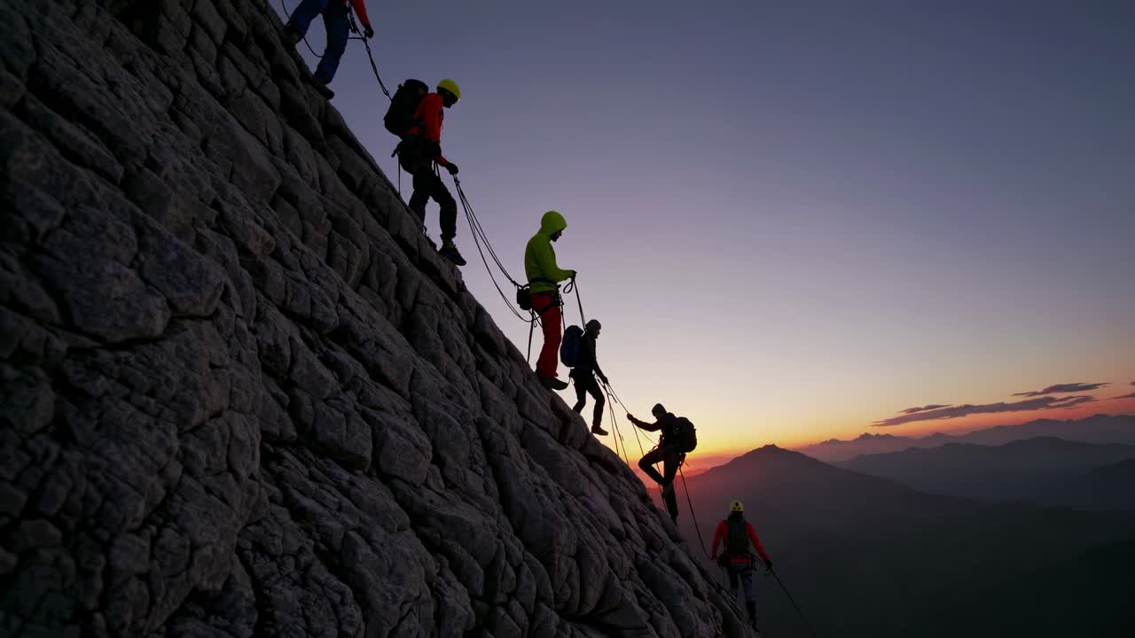 escalada en la montaña al amanecer
