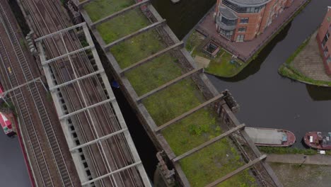 drone-opname boven het hoofd die over de kanalen van castlefield pannen 04