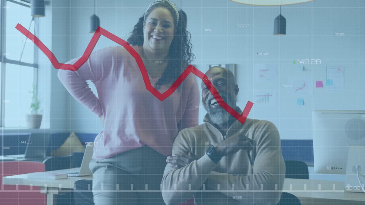 animación de la línea roja, procesamiento de datos financieros sobre diversas personas de negocios en la oficina.