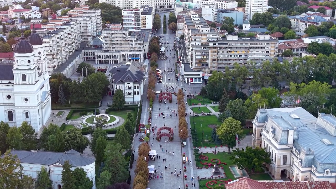 Vista aérea de drone do Bulevardul Stefan cel Mare em Iasi, Romênia, mostrando o centro histórico da cidade, bulevar de pedestres, parques e edifícios circundantes
