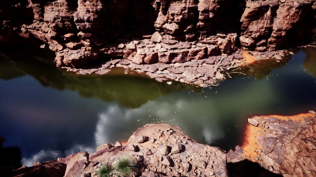 Vista aerea del fiume Colorado che serpeggia tra formazioni di roccia rossa