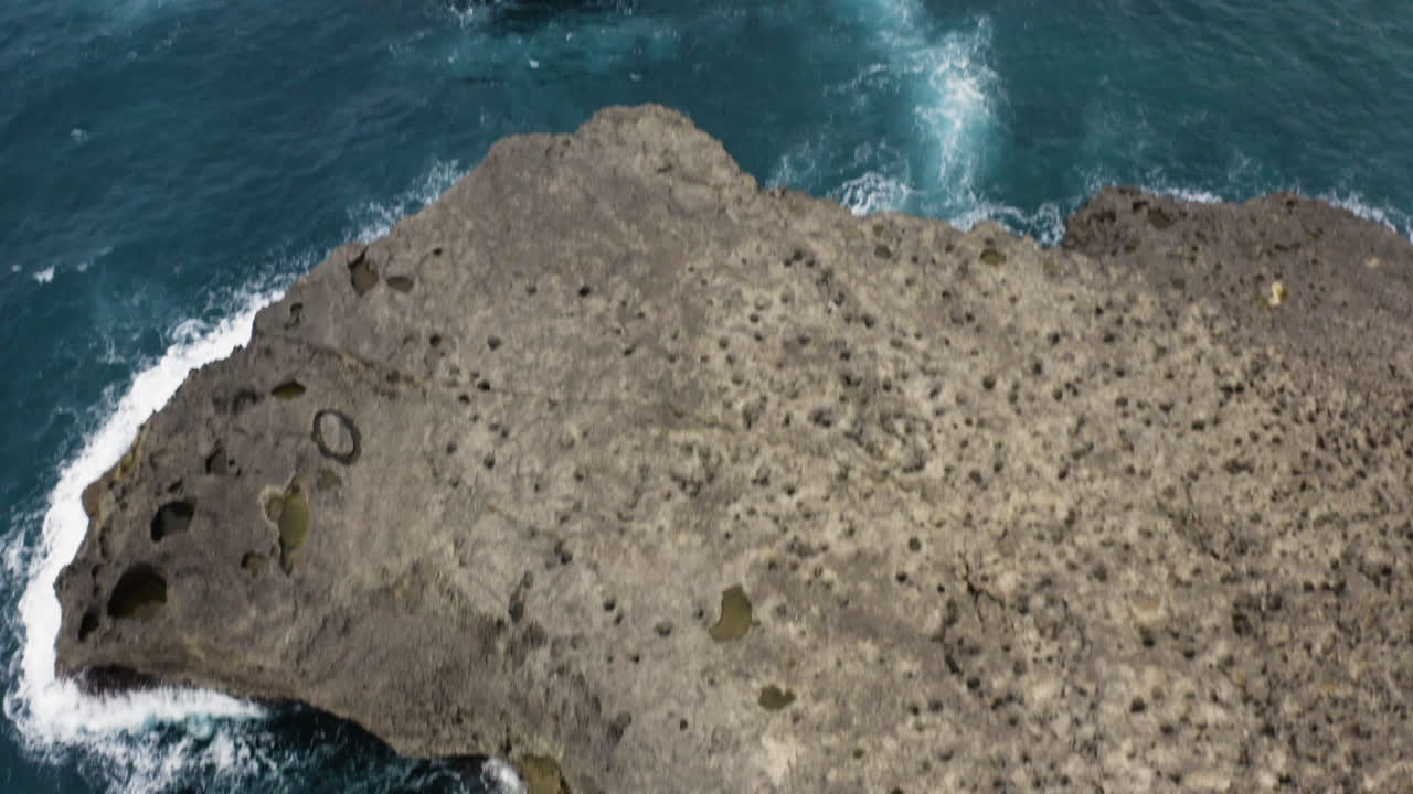 Modrý oceán na drsném pobřeží u Cueva del Indio v Las Piedras, Portoriko