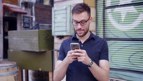 el hombre utiliza el teléfono inteligente en un entorno urbano