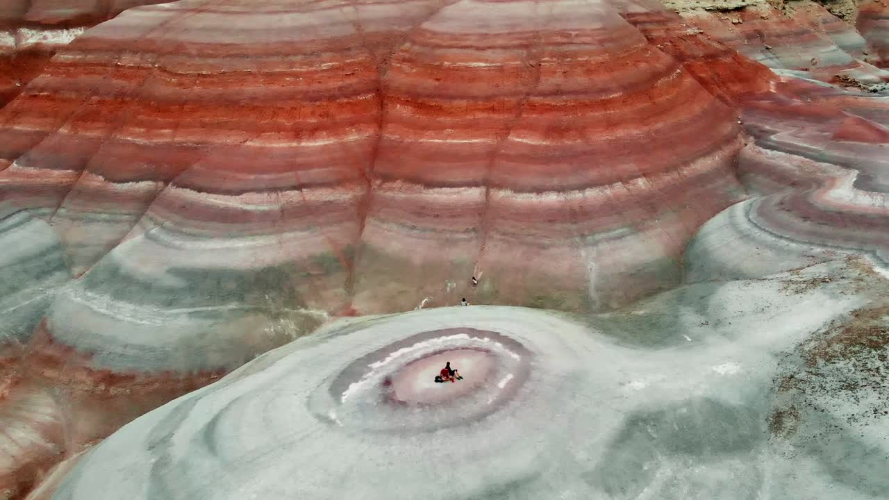 Laaja drone-kuvamateriaali tallentaa Utahin Bentonite Hillsin eloisat, Mars-maiset sävyt. Ilmavideo esittelee dramaattisia punaisen ja harmaan raidallisia muodostelmia kiehtovan yksityiskohtaisesti.
