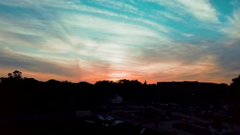 Hermosa-Puesta-De-Sol,-Los-Colores-En-El-Cielo-Son-Mágicos