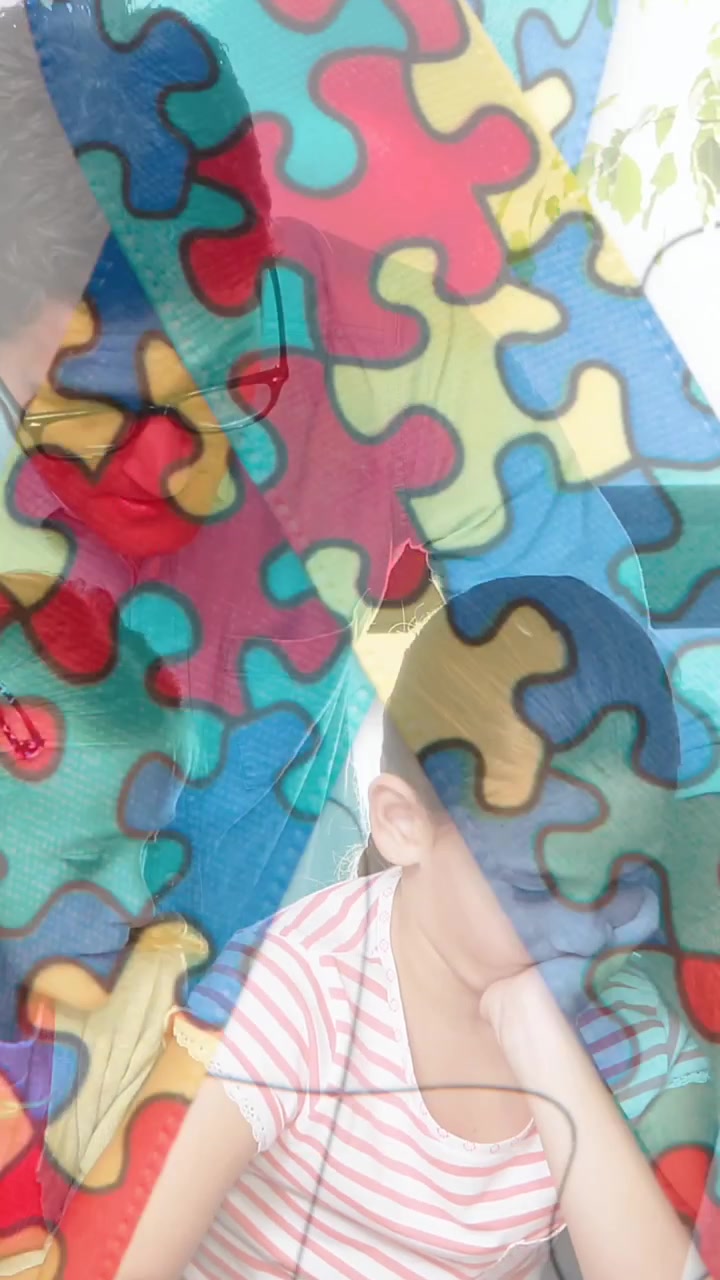 Animazione di pezzi di puzzle su scolari diversi e un insegnante che usano il laptop