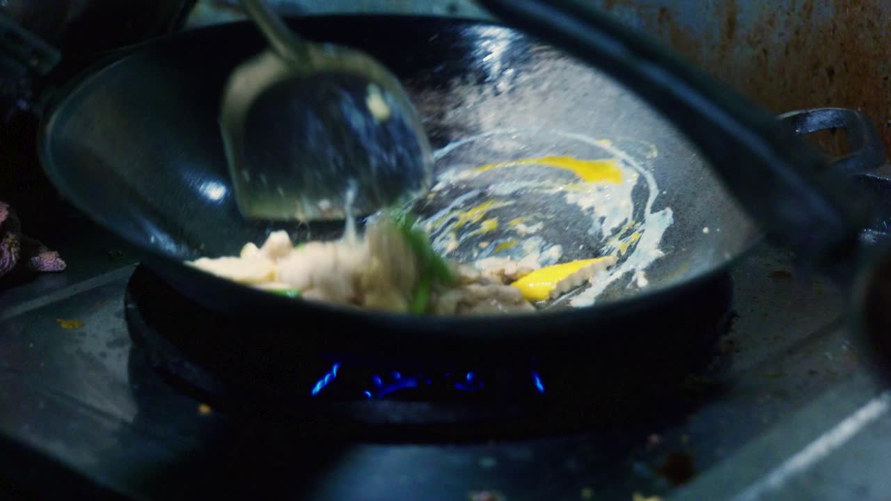 태국의 레스토랑 주방에서 태국 음식을 요리하는 태국 요리사의 4k 영화 요리 영상