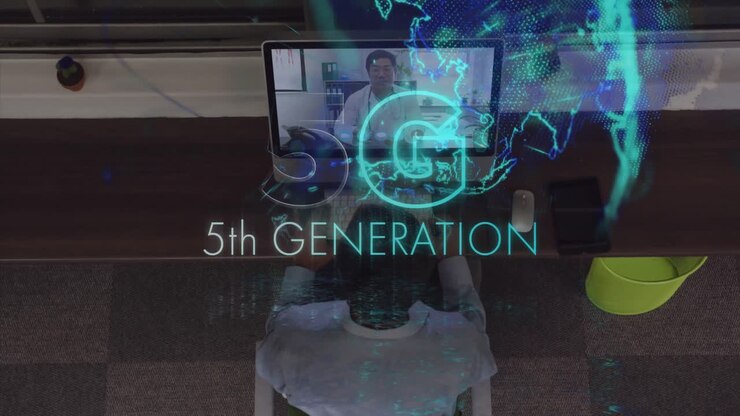 Animazione del testo 5G su un medico asiatico in videochiamata tramite laptop.