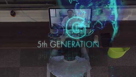 animación de texto 5g sobre un médico asiático en una videollamada de portátil