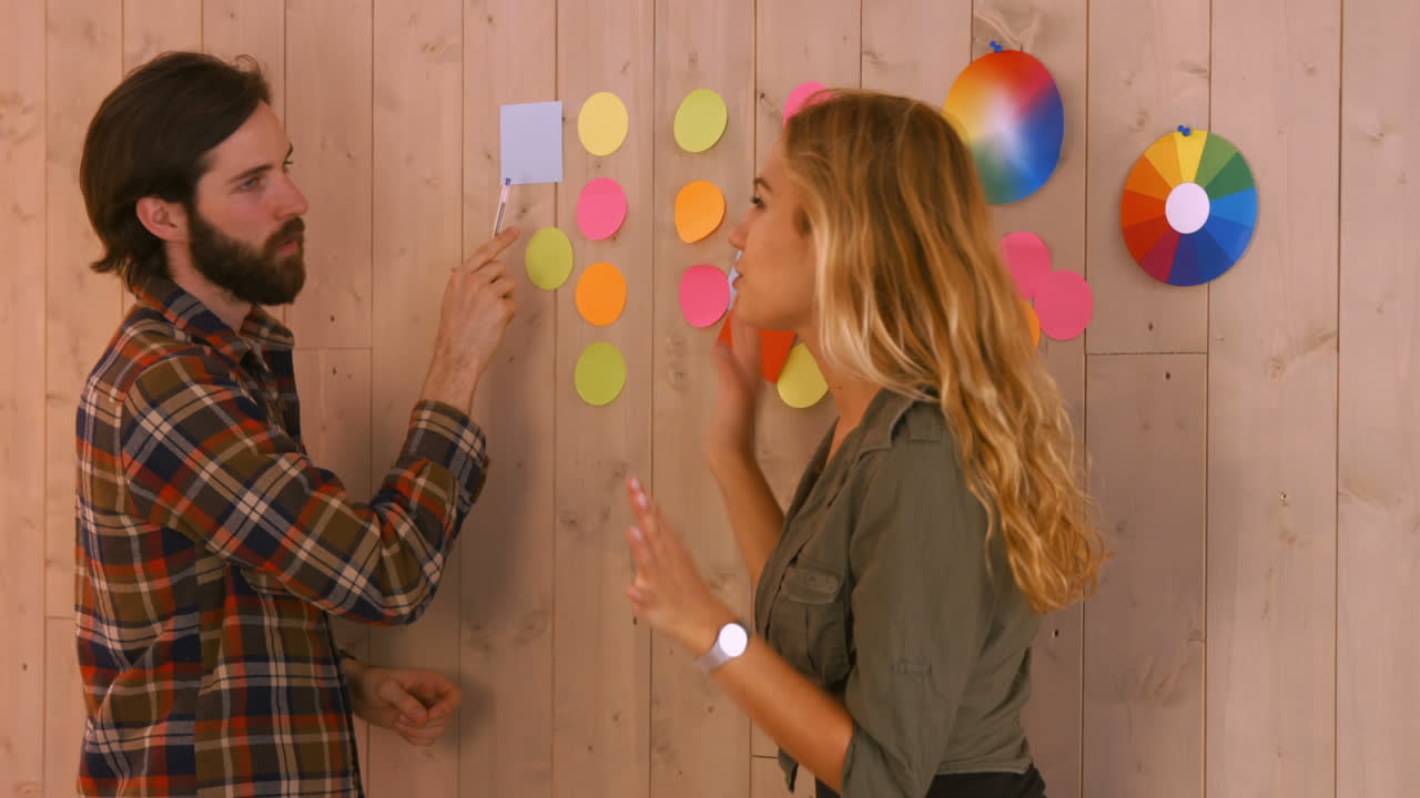 творческая команда разговаривает и улыбается