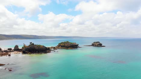 toma aérea que se eleva hasta la vista de pequeñas islas en la costa sur de australia
