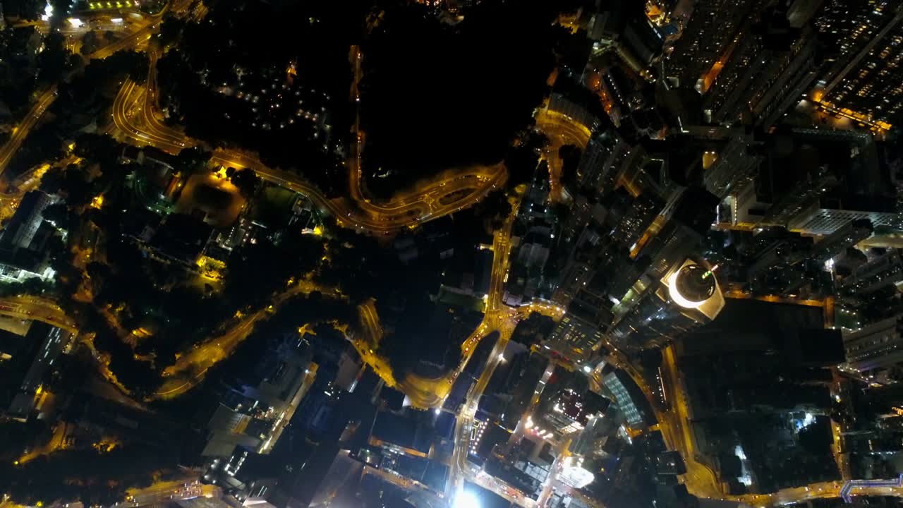noche iluminado hong kong centro de la bahía aérea hacia abajo tráfico panorama 4k china
