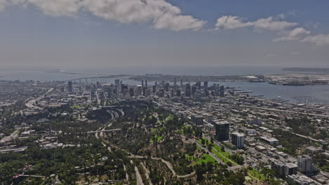 San-Diego-California-Antena-V77-Paso-Elevado-Inverso-Balboa-Park-Y-Bankers-Hill-Capturando-El-Paisaje-Urbano-Del-Centro-Y-Los-Tráficos-En-La-Autopista-Cabrillo-Con-Vistas-A-La-Bahía---Rodada-Con-Cine-Mavic-3---Septiembre-De-2022