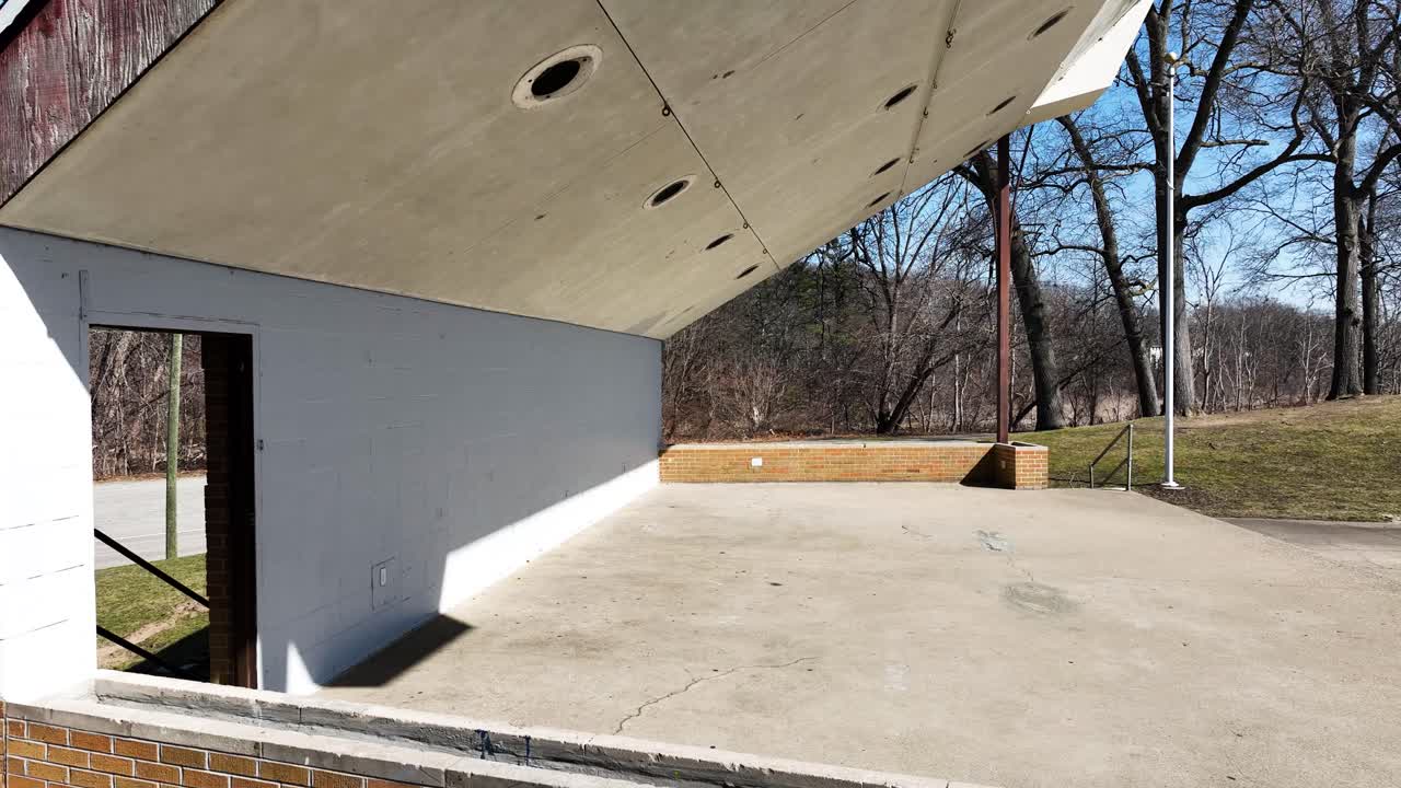 seguimiento de la carretilla inversa a través del lugar exterior del teatro