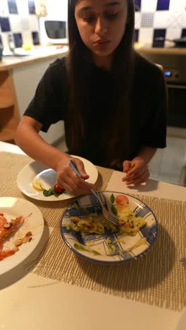 una chica comiendo.