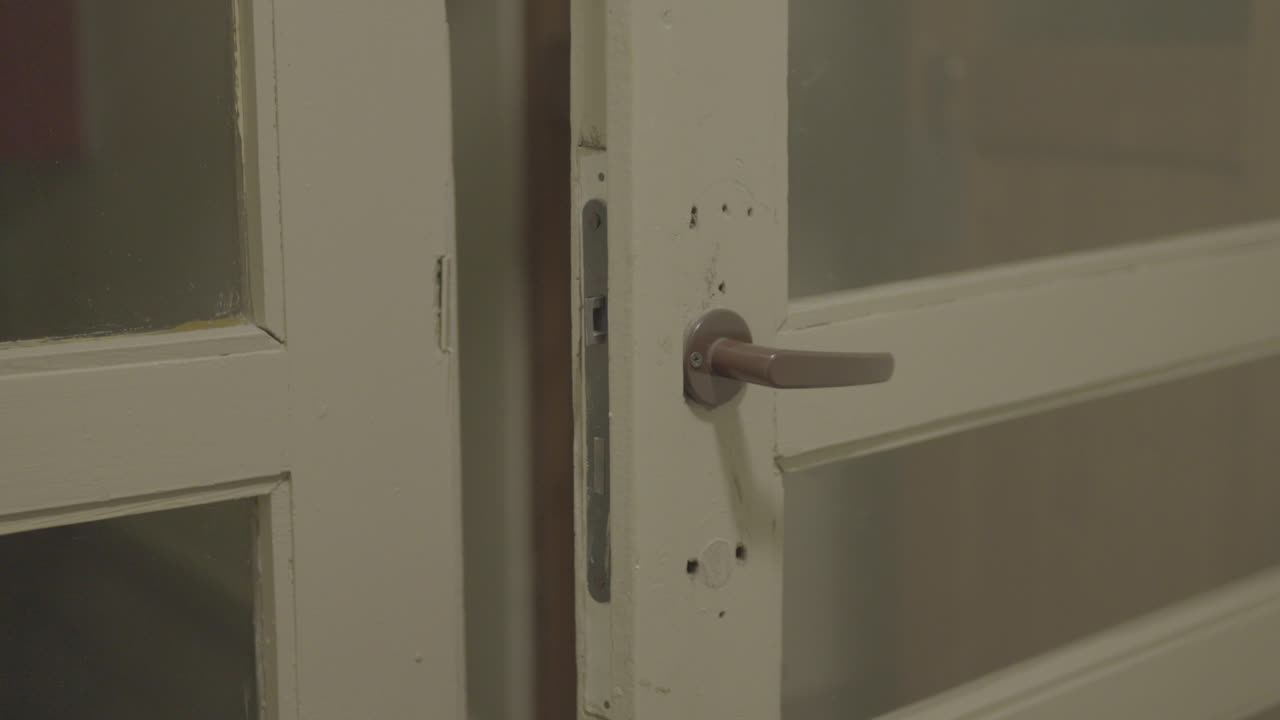 금속 손잡이를 가진 색 빈티지 문의 클로즈업, 실내 설정