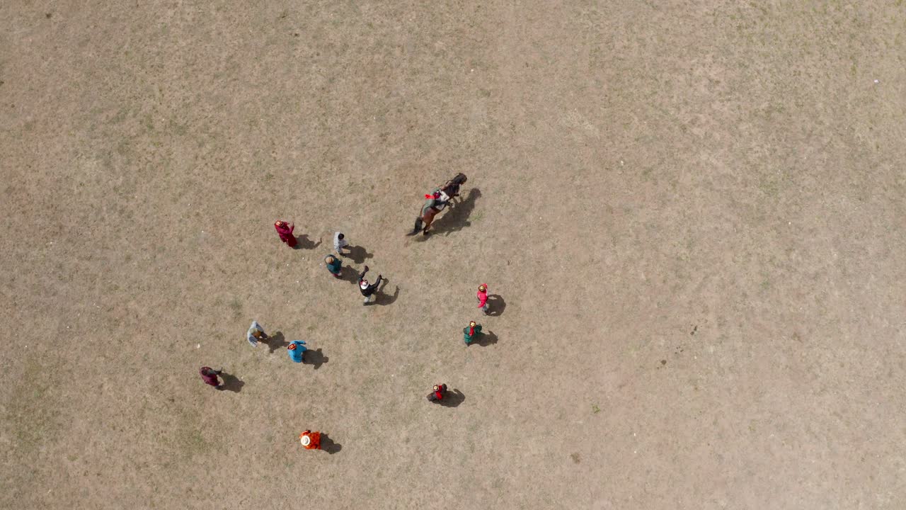 로데오를 하는 그의 말을 강하게 때리는 승마의 오버헤드