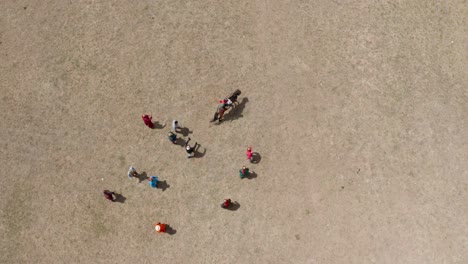 una toma aérea de un caballo montando golpeando fuerte a su caballo jugando al rodeo