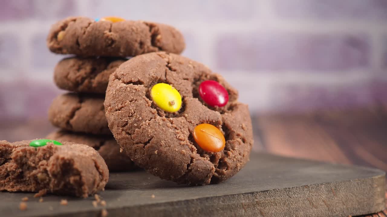 Deliziosi biscotti al cioccolato impilati con pezzetti di caramelle colorate