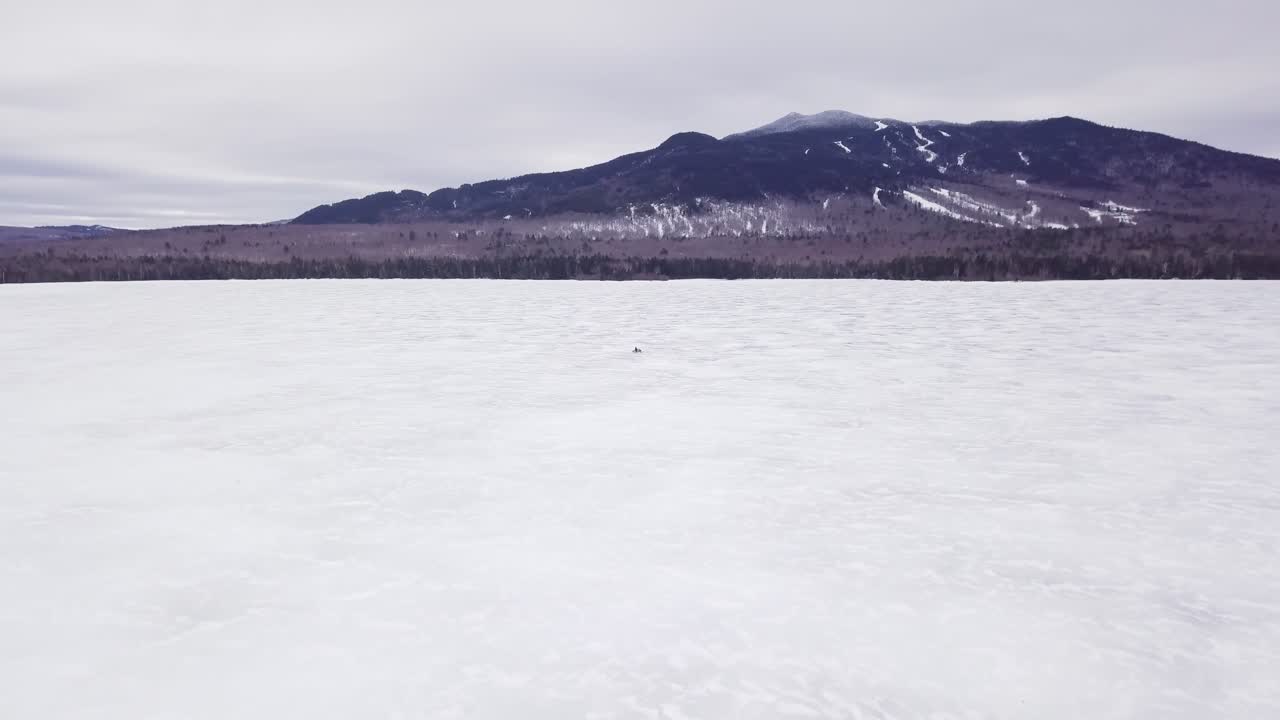 메인 주 피츠제럴드 연못의 얼어붙은 표면을 가로지르는 외로운 스노모빌
