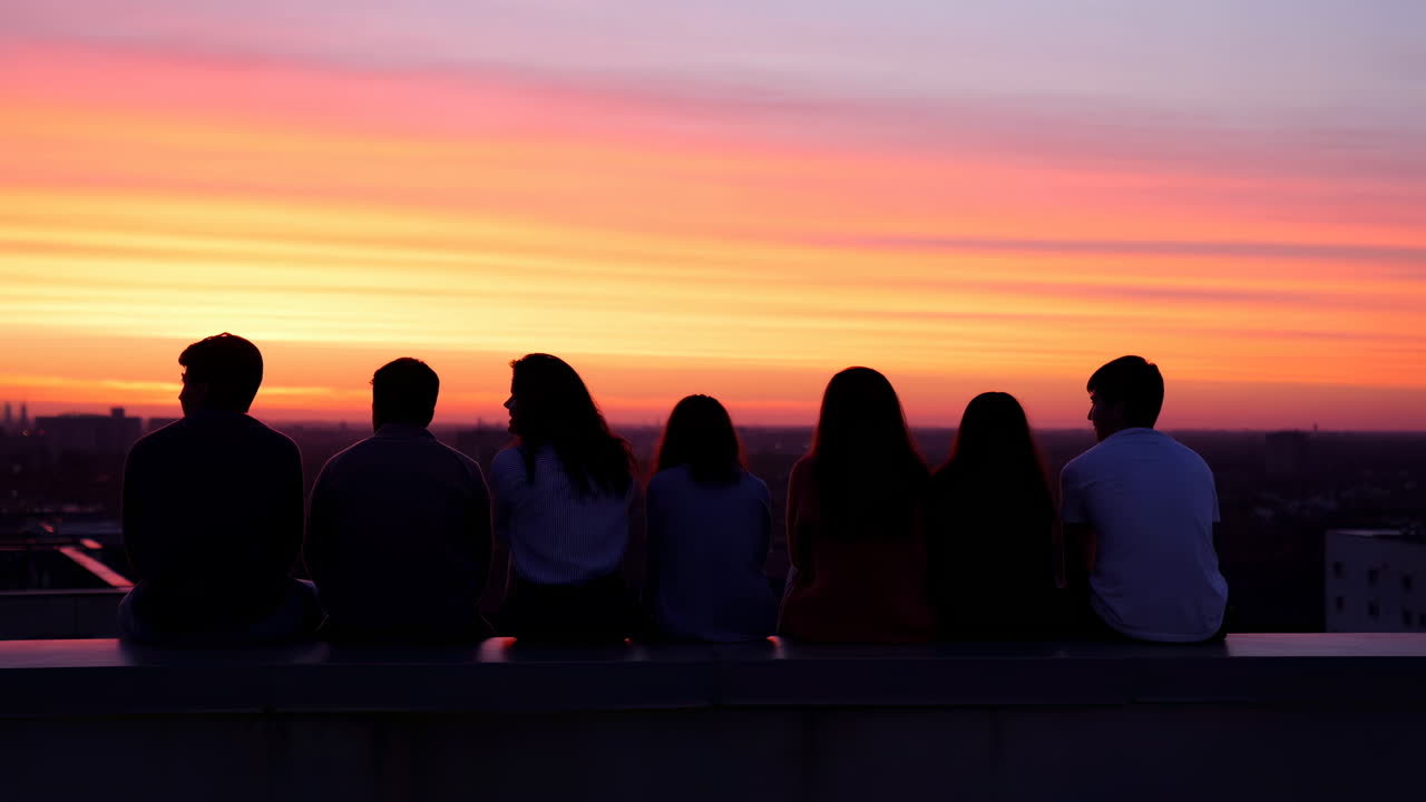 Amici che guardano il tramonto su un tetto