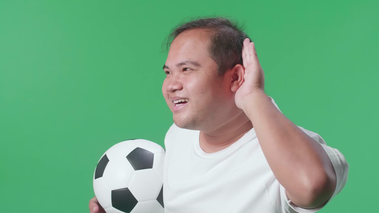 축구 경기 를 주의 깊게 듣고 있는 남자