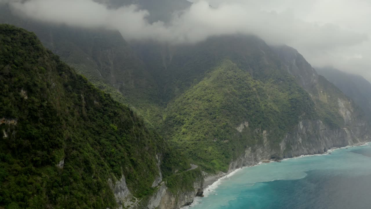 칭수이 무성한 절벽 조감도는 타로코 협곡 화롄 카운티 해안선의 흐린 산봉우리까지 천천히 기울어집니다