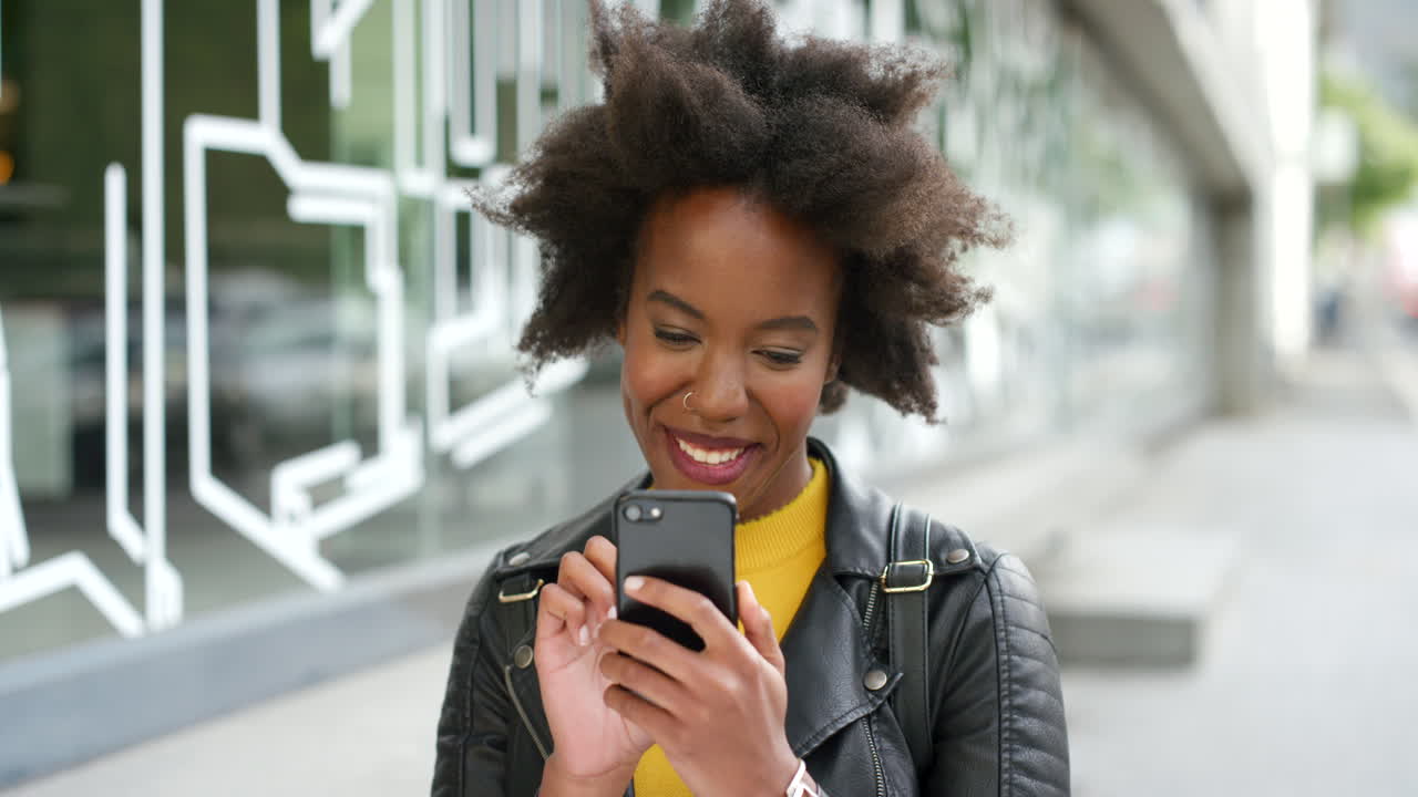 Trendy kvinde bruger sin telefon