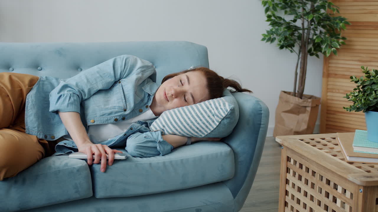소파에서 자고 있는 여자