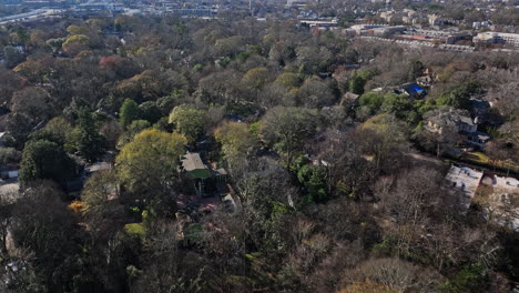 Antena-V784-De-Atlanta-Que-Establece-El-Paso-Elevado-De-La-Vista-De-Pájaro-Sobre-El-Vecindario-De-Inman-Park,-La-Inclinación-Hacia-Arriba-Revela-El-Paisaje-Urbano-Del-Centro-Urbano-A-Lo-Largo-Del-Horizonte-Durante-El-Día---Filmado-Con-El-Cine-Mavic-3---Diciembre-De-2021