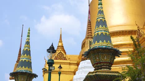 majestuosa estupa dorada y estatuas en el templo de buda esmeralda en bangkok