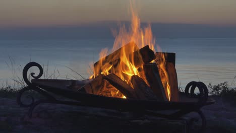 Ein-Brennendes-Lagerfeuer-An-Einem-Lettischen-Strand-Bei-Sonnenuntergang