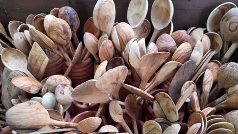 variedad de cucharas de madera