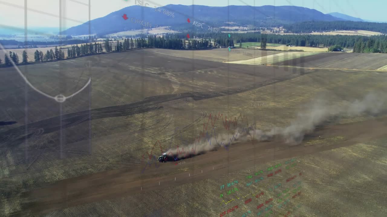 Droneutsikt som viser en lastebil som kjører langs en vei, etterlater seg røyk mens telemetristenger viser ytelse.