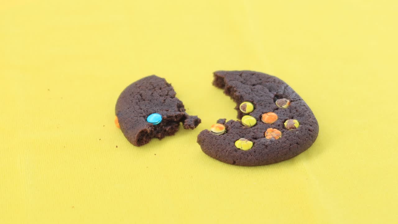 달 ⁇ 한 쿠키를 깨는 느린 움직임