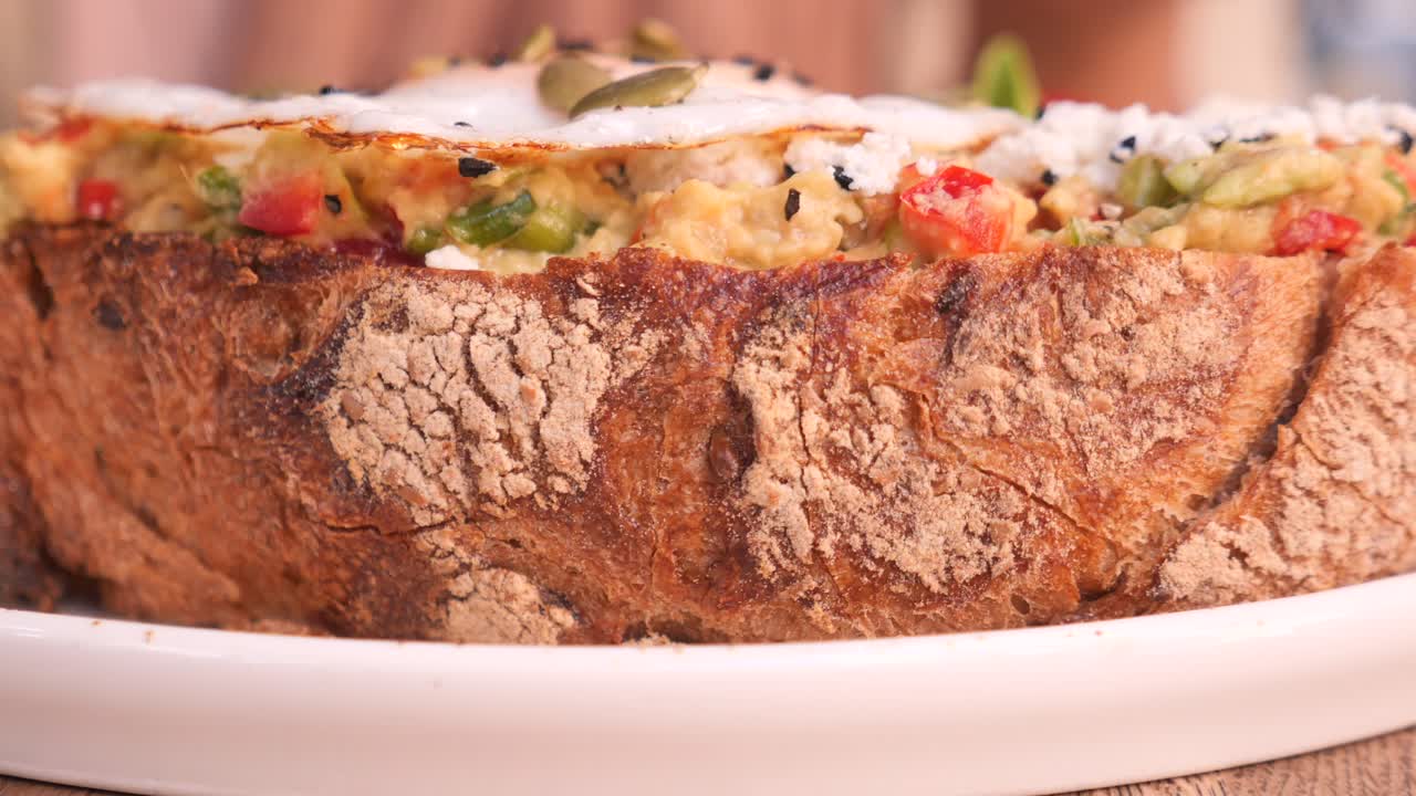 긴 달, 페타 치즈, 은 고추, 호박 씨 와 함께 맛있는 아보카도 김