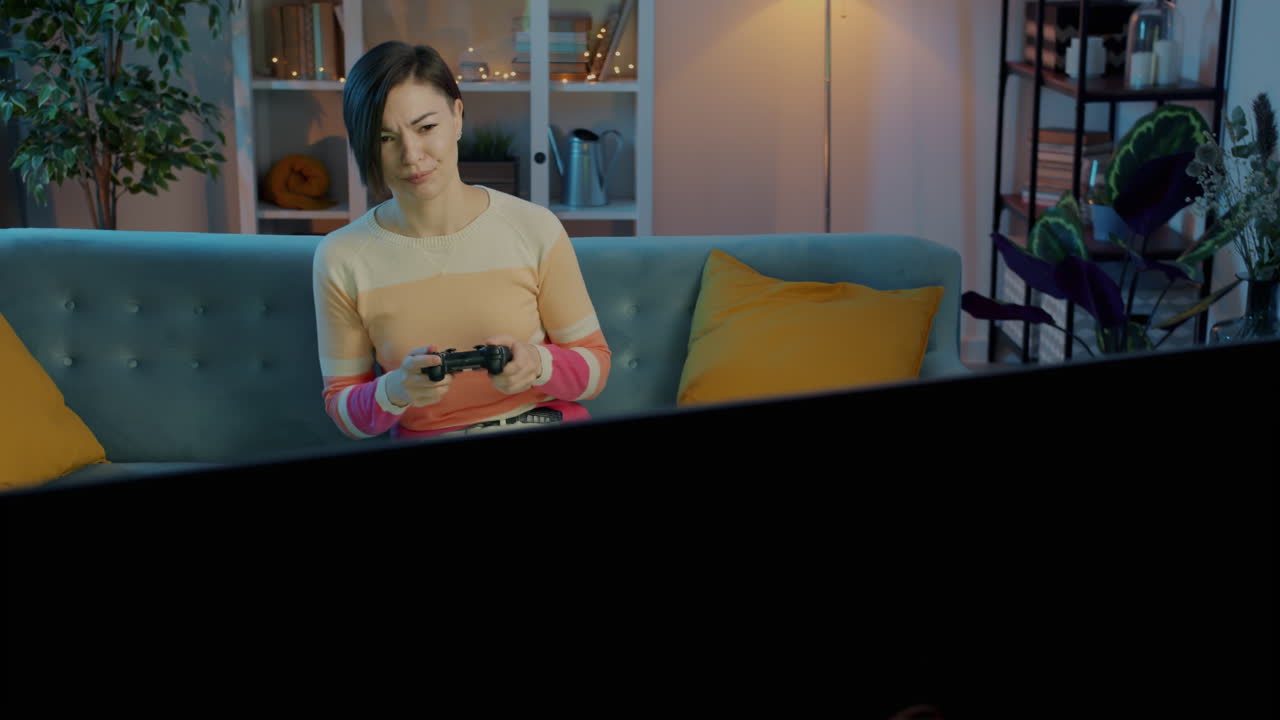 집에서 비디오 게임을 하는 여자