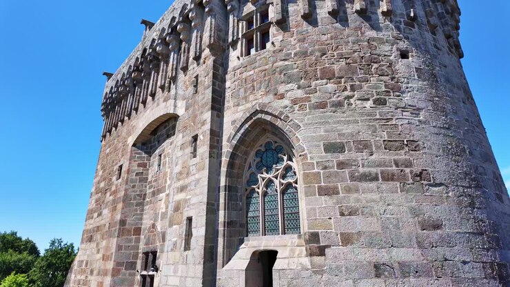 Ampia vista con movimento di inclinazione fluido dai dettagli esterni del Castello di Dinan, Dinan, Francia.
