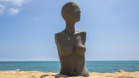 maniquí en una playa