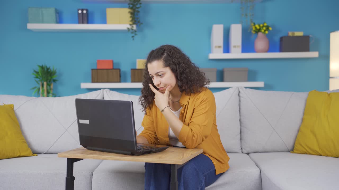 mujer joven concentrada trabajando en una computadora portátil.
