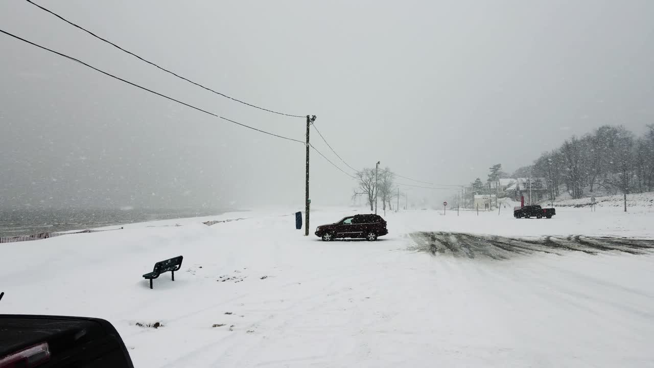 폭설과 함께 미시간 호수에 몰아치는 폭풍