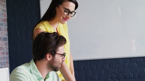 ejecutivos de negocios discutiendo sobre una tableta digital