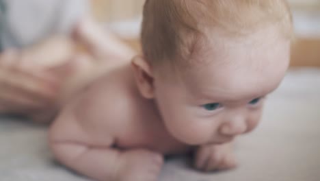 El-Niño-Recién-Nacido-Con-Ojos-Azules-Y-Mejillas-Regordetas-Yace-Boca-Abajo.