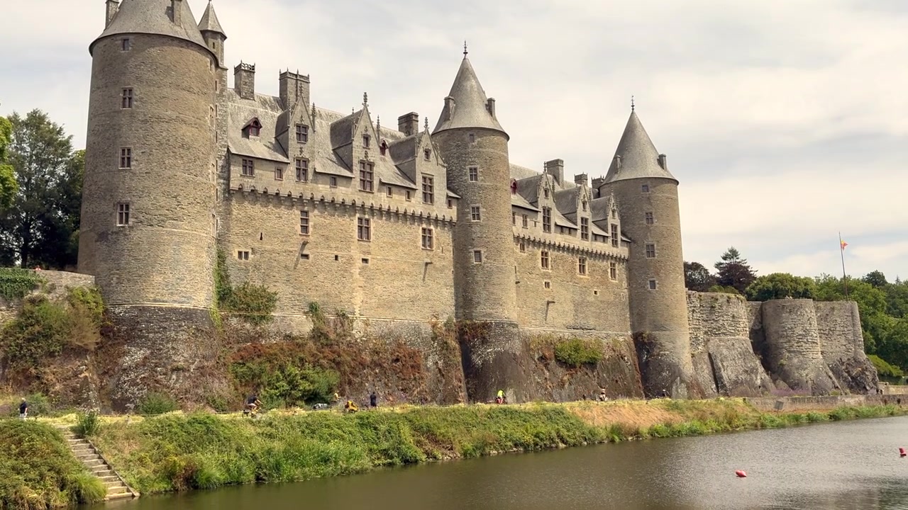 Inquadratura inclinata dal basso, dal suolo verso l'alto, delle torri del castello di Josselin in Bretagna, Francia.