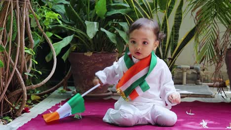 Lindo-Niño-Ondeando-La-Bandera-Tricolor-India-En-Tela-Tradicional-Con-Expresión-Facial-Inocente