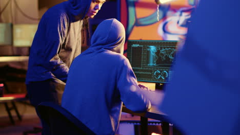 Hacker teaching youngster to hack PCs