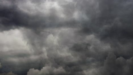 4k donkere wolken en verschillende bliksemschichten