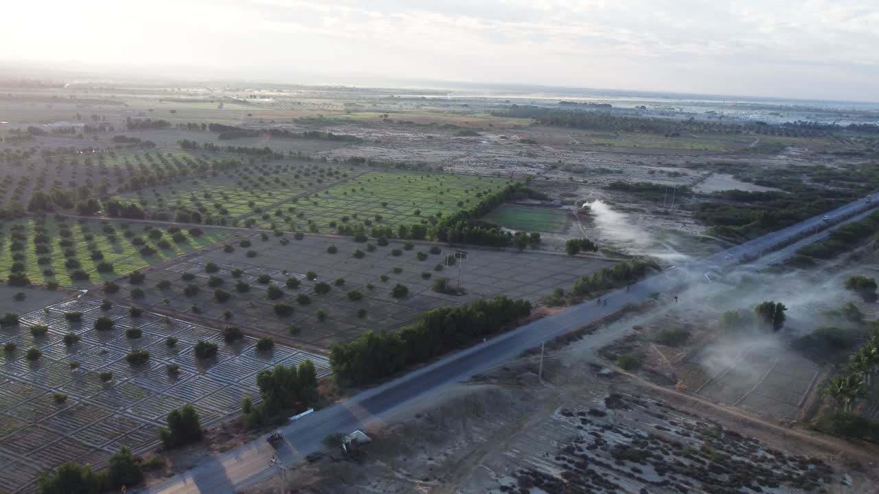vista aérea de coches y motociclistas en una autopista en el medio del paisaje de campo agrícola en balochistan