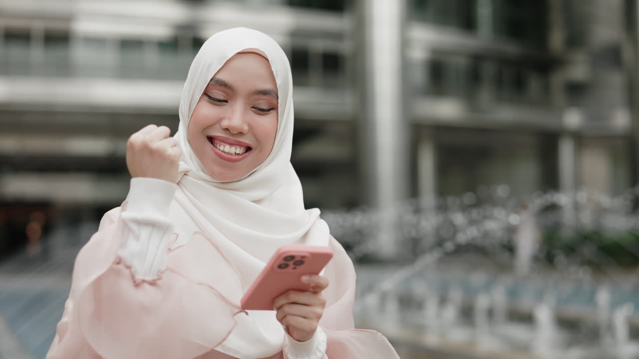 도시에서 스마트폰을 사용하는 여성