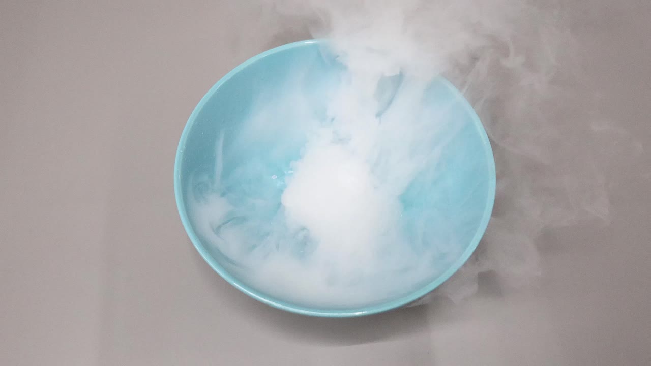 el hielo seco se evapora en el agua creando niebla
